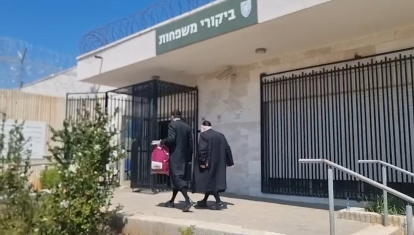 לקראת עצרת המחאה: גולדקנופף עלה לבקר את אסירי עולם התורה