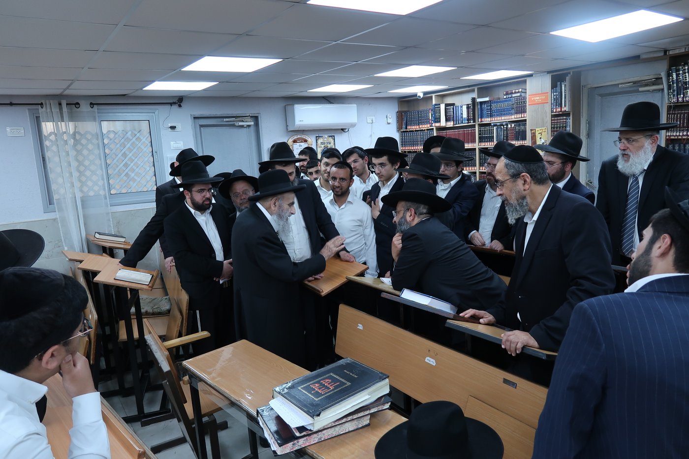 הגר"מ צדקה בביקור בחניכי הישיבות באשדוד