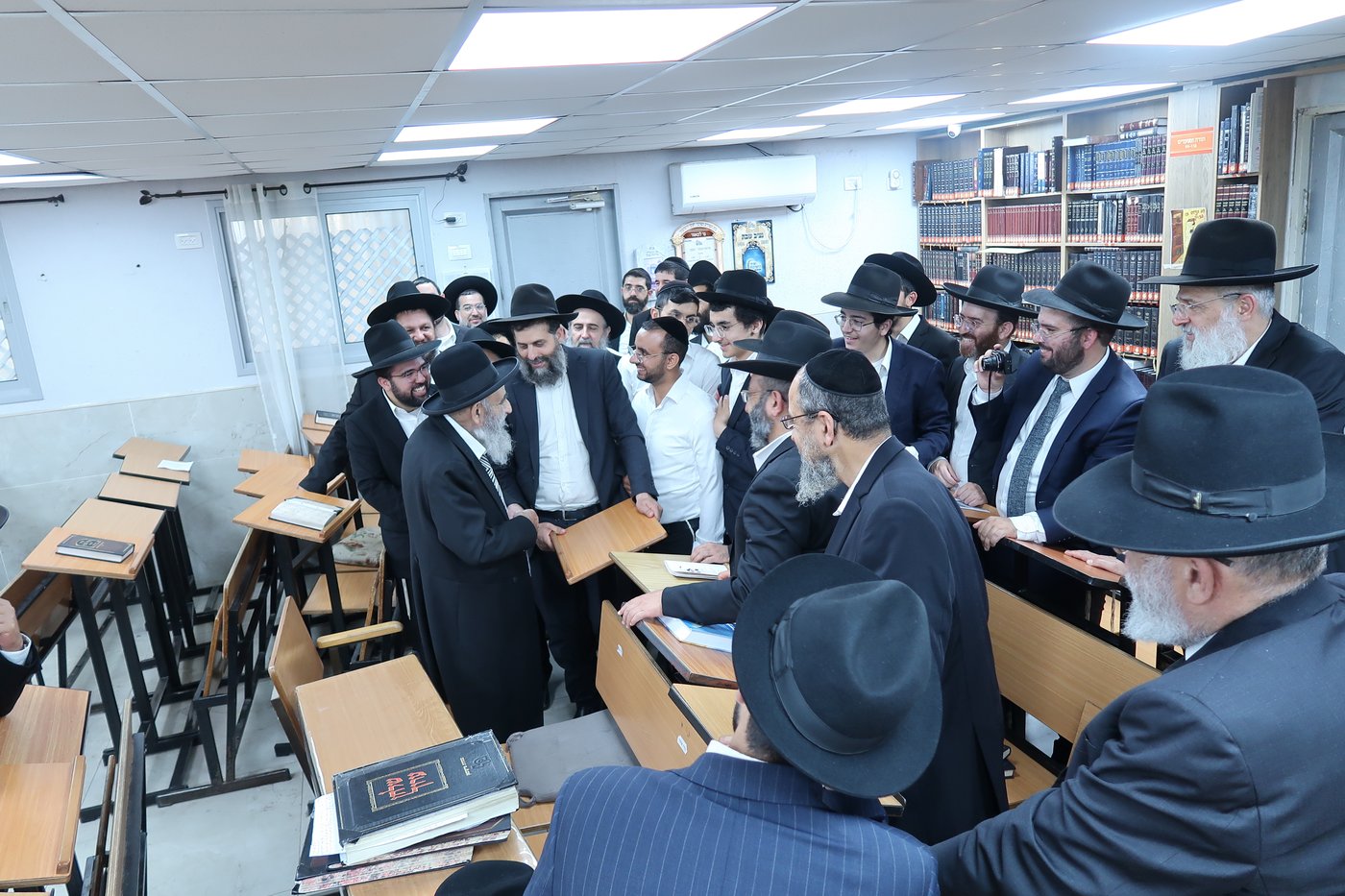 הגר"מ צדקה בביקור בחניכי הישיבות באשדוד