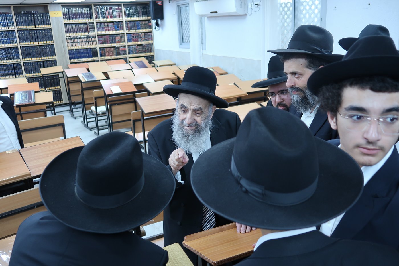 הגר"מ צדקה בביקור בחניכי הישיבות באשדוד