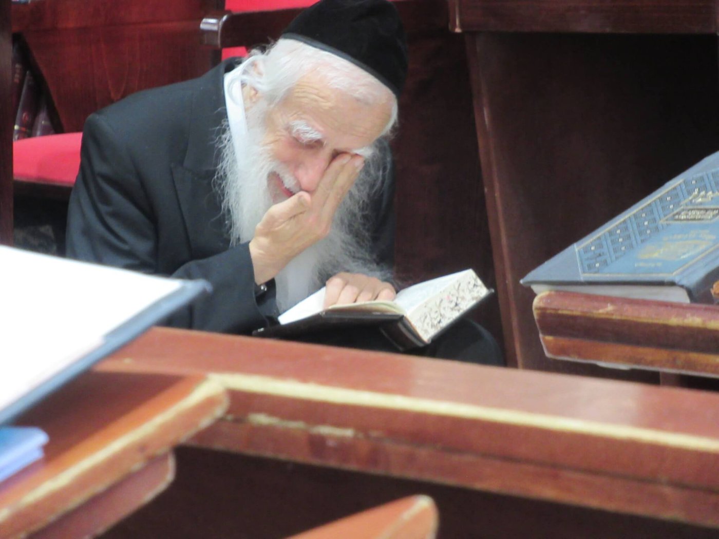 ראש הישיבה פורץ בבכי