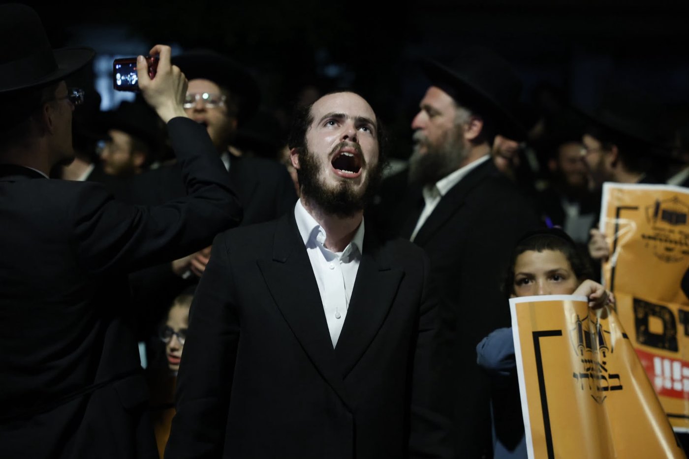 הפגנת גור מול ביתה של היועשית
