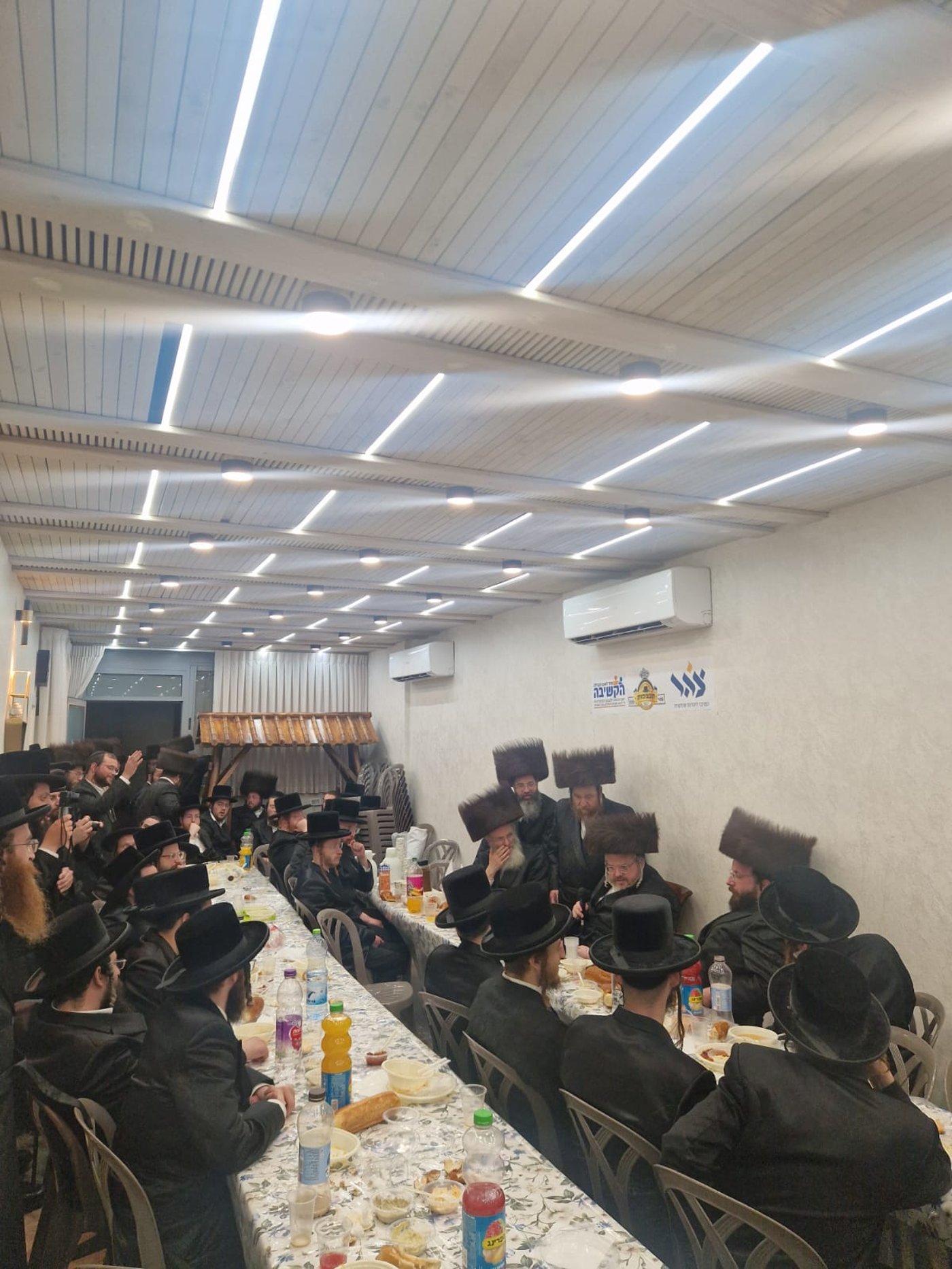 הרה"צ רבי אהרן מרדכי רוקח במלווה מלכה עם הבחורים