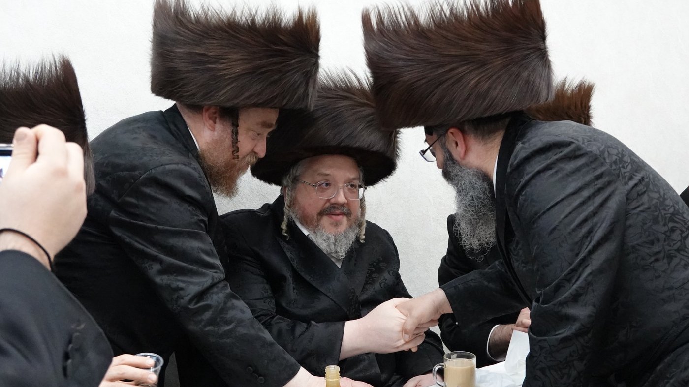 הרה"צ רבי אהרן מרדכי רוקח במלווה מלכה עם הבחורים
