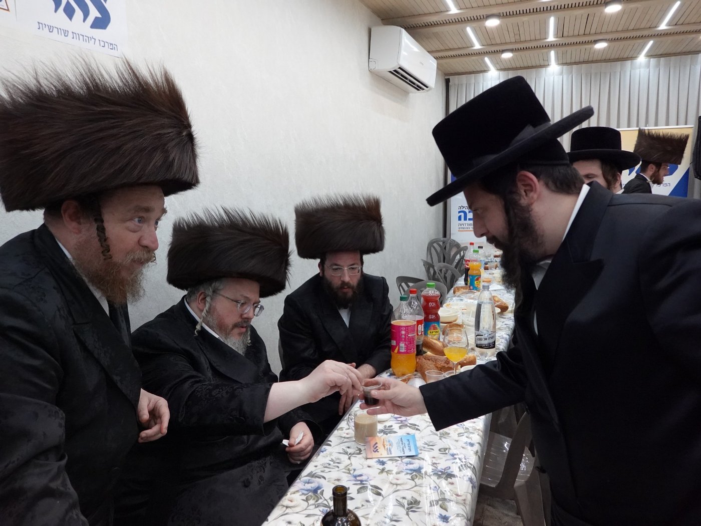 הרה"צ רבי אהרן מרדכי רוקח במלווה מלכה עם הבחורים