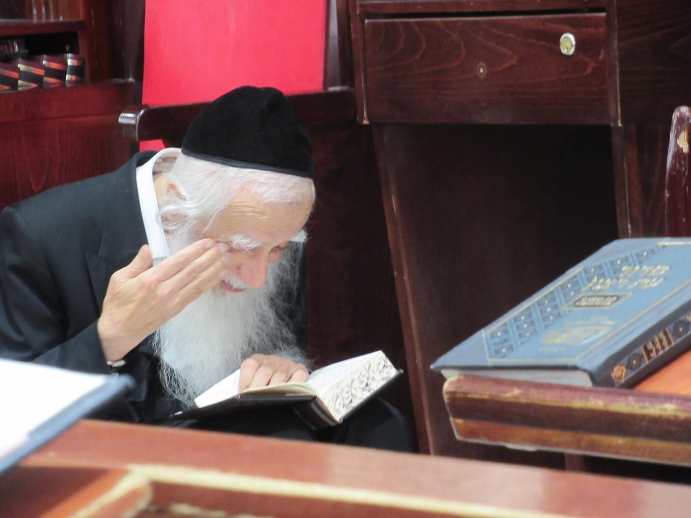 ראש הישיבה פורץ בבכי