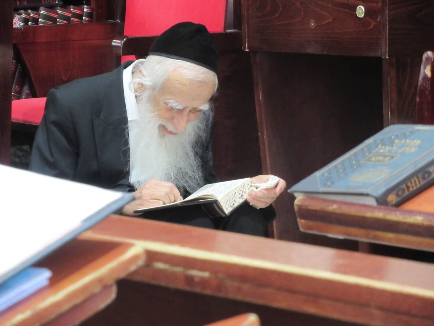 ראש הישיבה פורץ בבכי