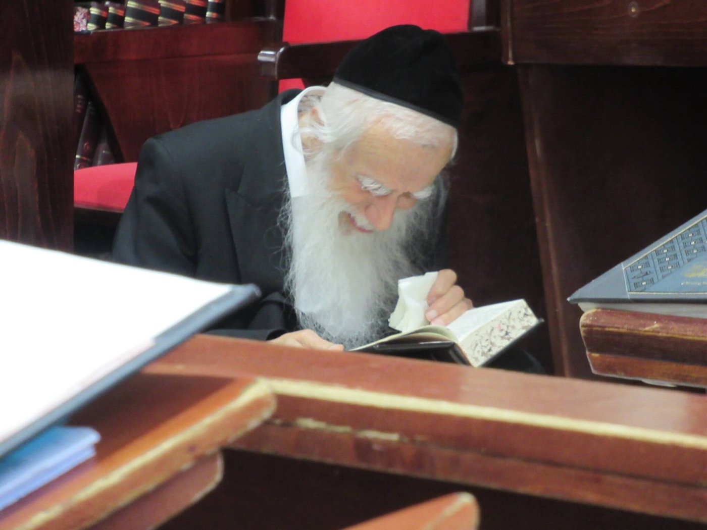 ראש הישיבה פורץ בבכי