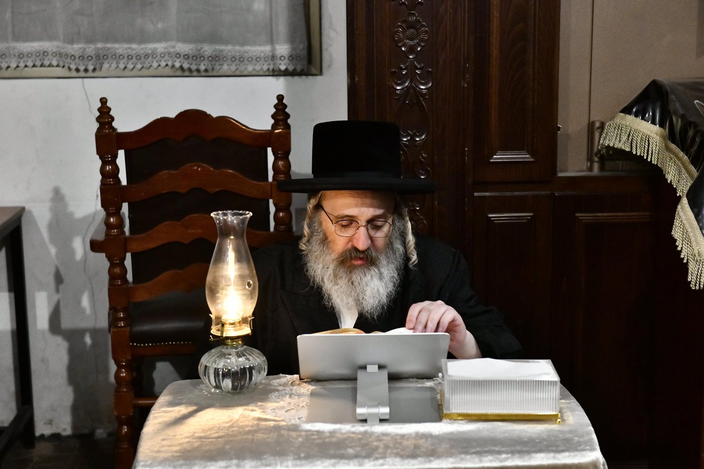 האדמו"ר מזוטשקא אמסנא בליל תשעה באב