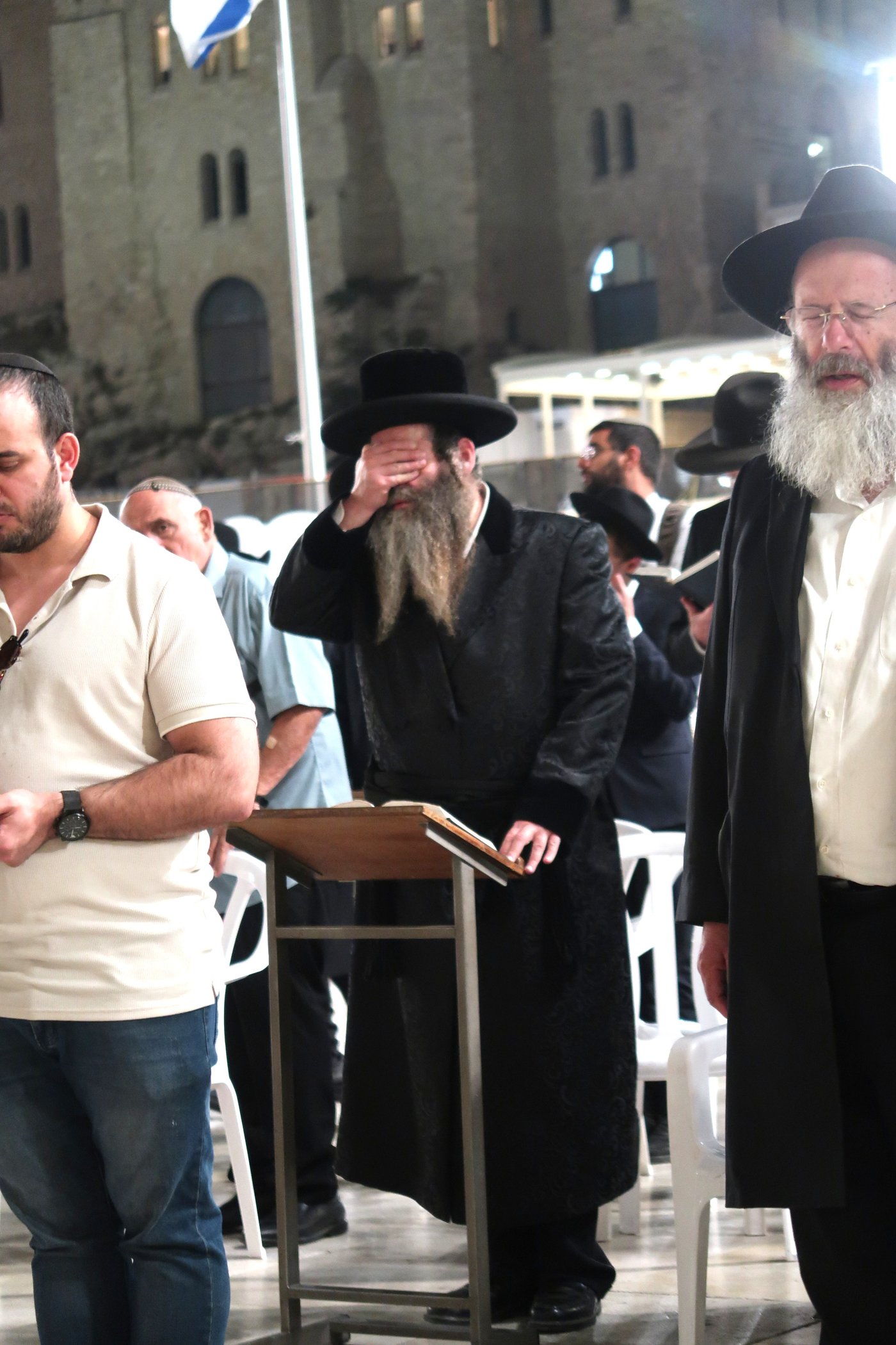 האדמו"ר מדז'יקוב גבעת זאב בתפילה בכותל המערבי