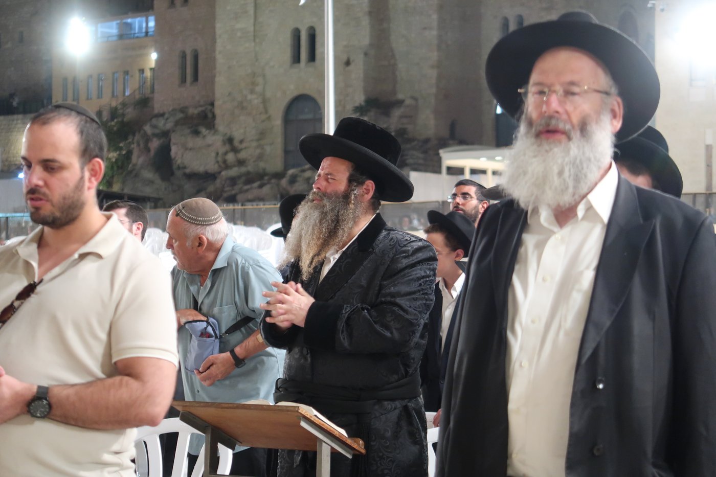 האדמו"ר מדז'יקוב גבעת זאב בתפילה בכותל המערבי
