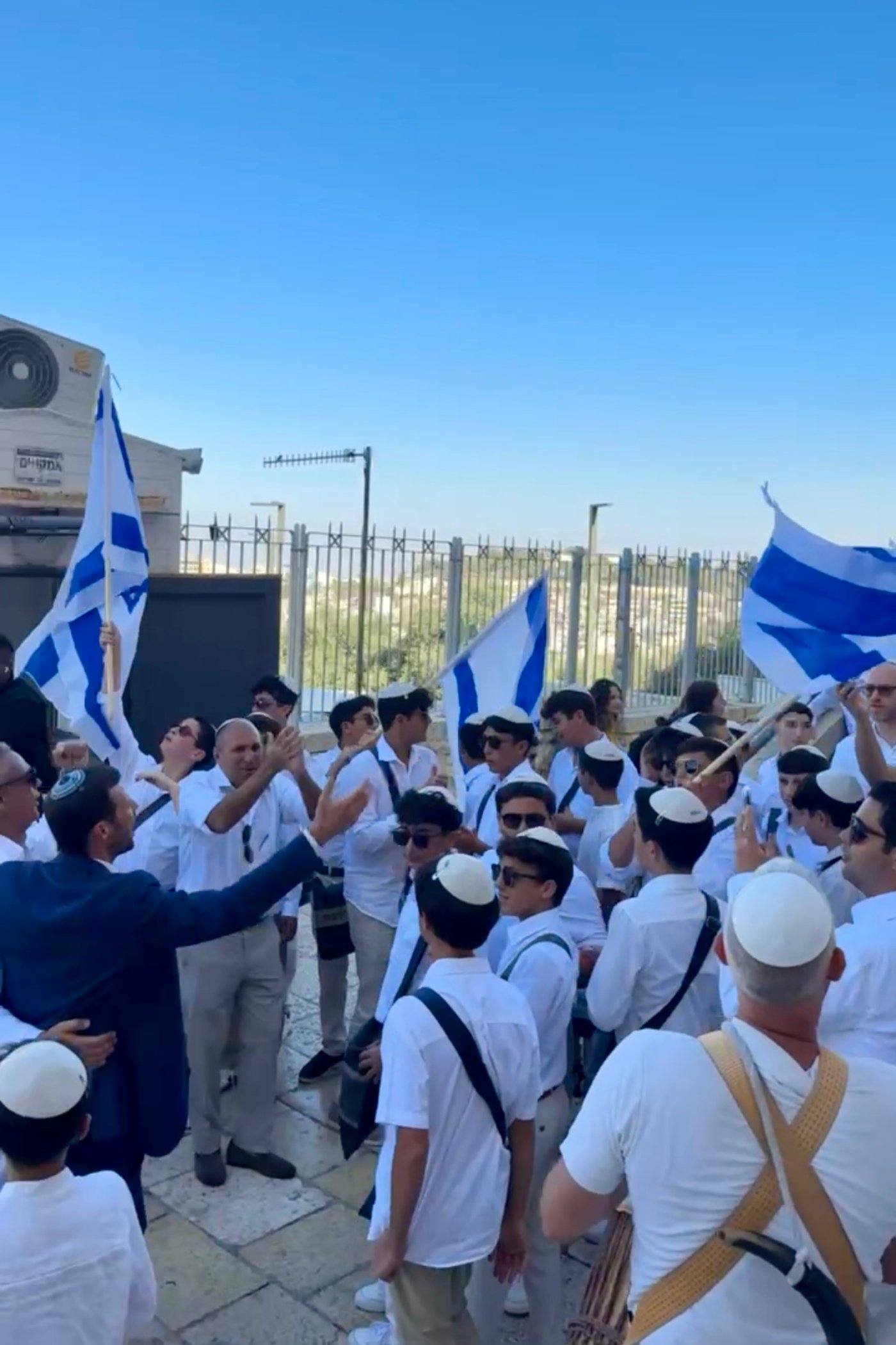 כך חגגו 52 נערים מקהילת 'אנוסי משהד' בר מצווה בכותל המערבי
