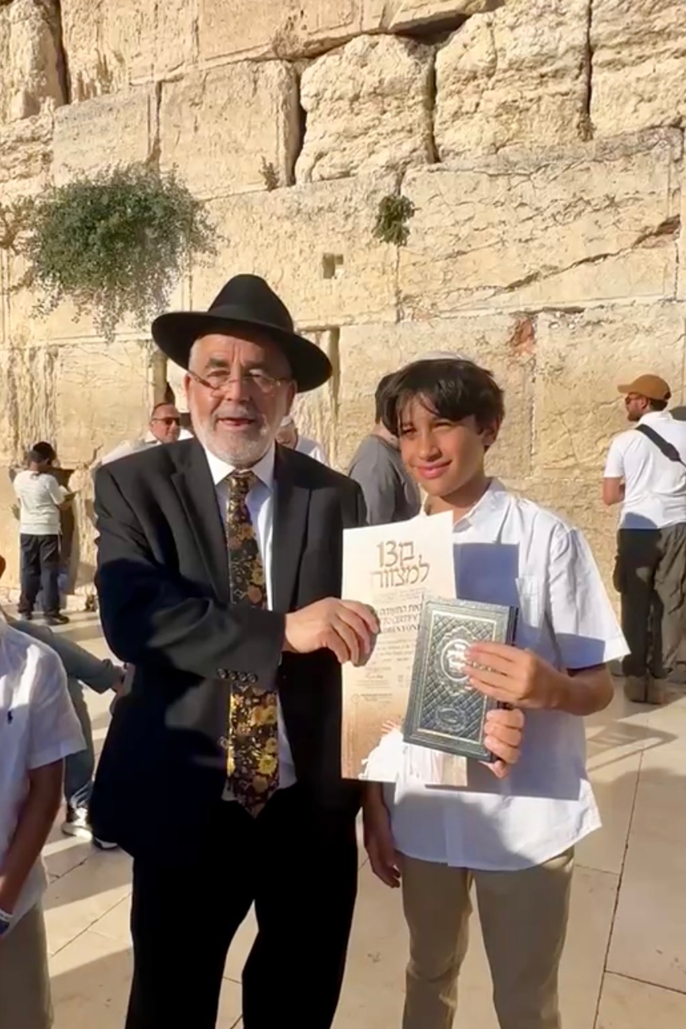 כך חגגו 52 נערים מקהילת 'אנוסי משהד' בר מצווה בכותל המערבי