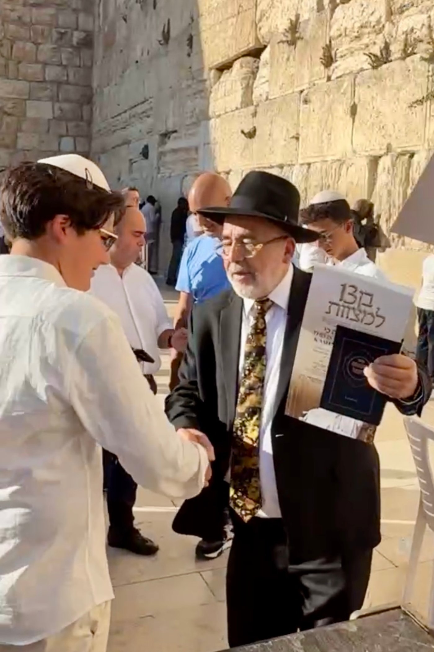 כך חגגו 52 נערים מקהילת 'אנוסי משהד' בר מצווה בכותל המערבי