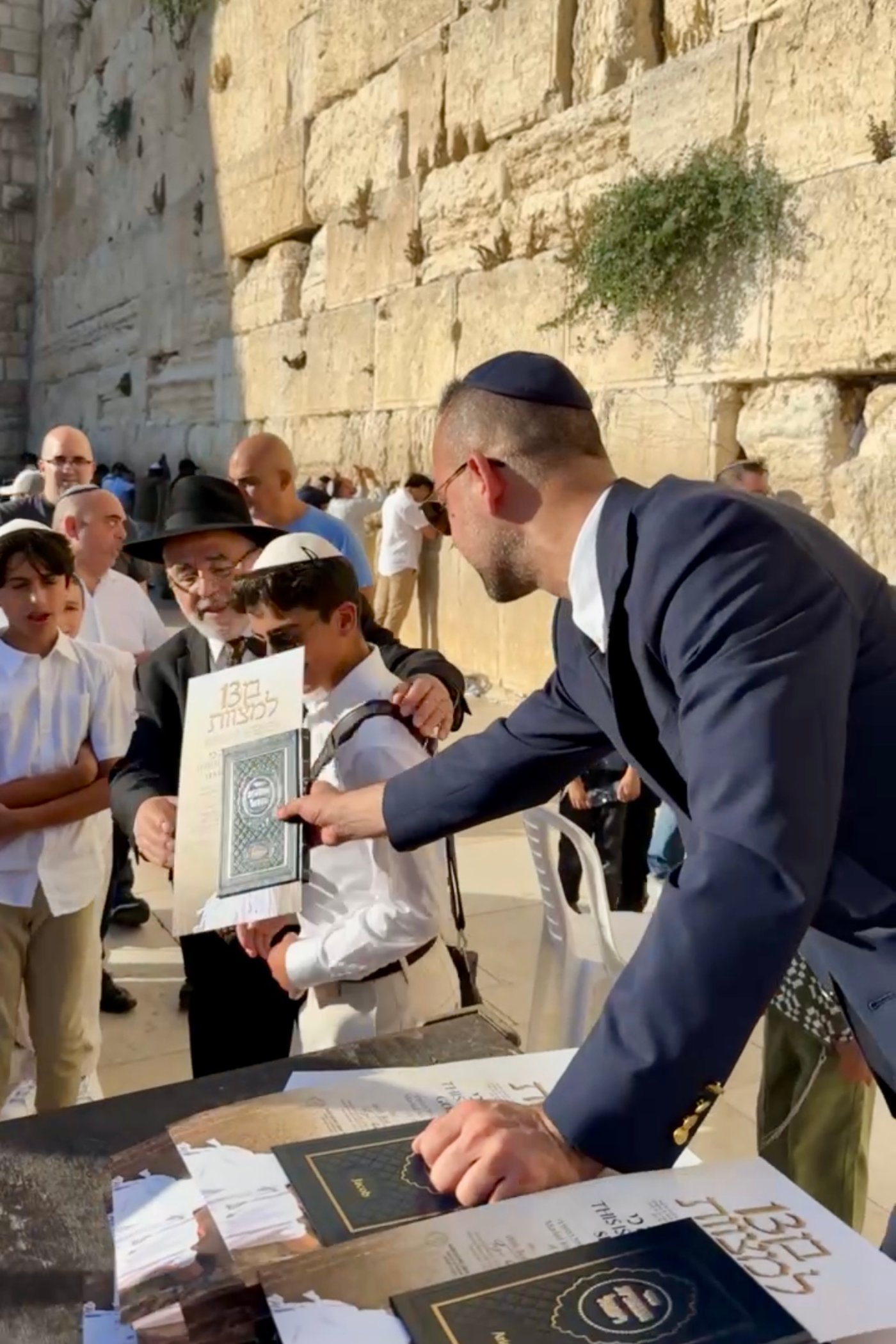 כך חגגו 52 נערים מקהילת 'אנוסי משהד' בר מצווה בכותל המערבי