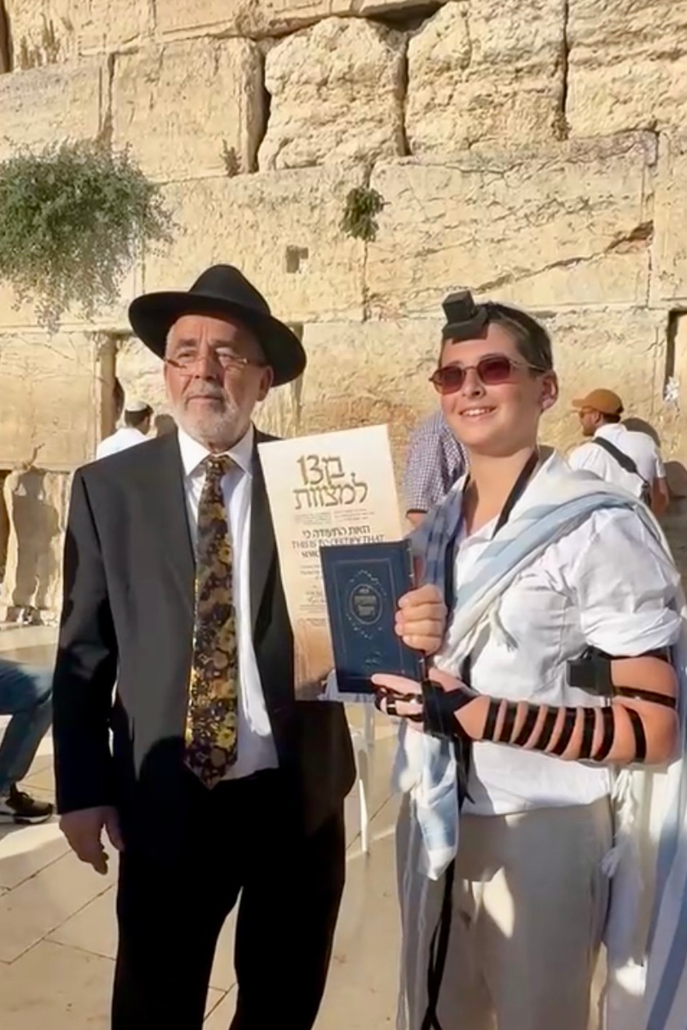 כך חגגו 52 נערים מקהילת 'אנוסי משהד' בר מצווה בכותל המערבי