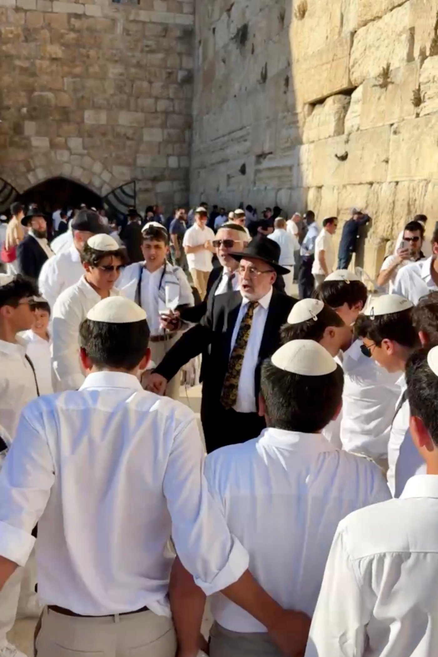 כך חגגו 52 נערים מקהילת 'אנוסי משהד' בר מצווה בכותל המערבי