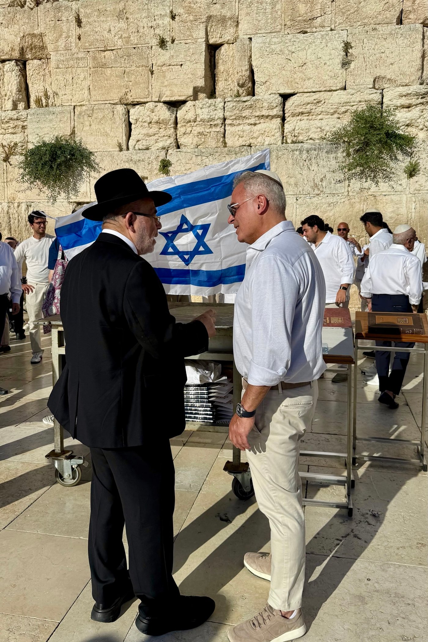 כך חגגו 52 נערים מקהילת 'אנוסי משהד' בר מצווה בכותל המערבי