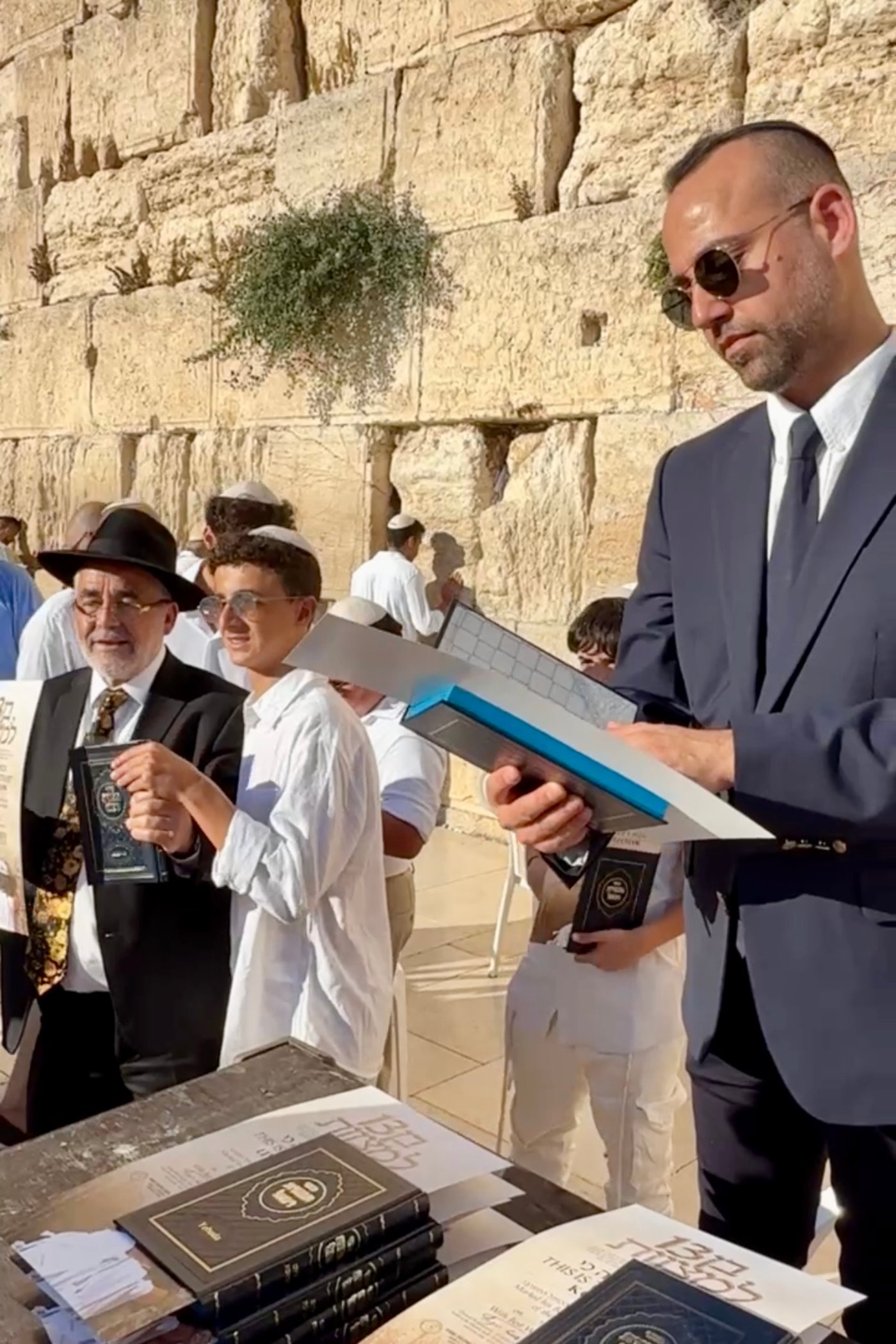 כך חגגו 52 נערים מקהילת 'אנוסי משהד' בר מצווה בכותל המערבי