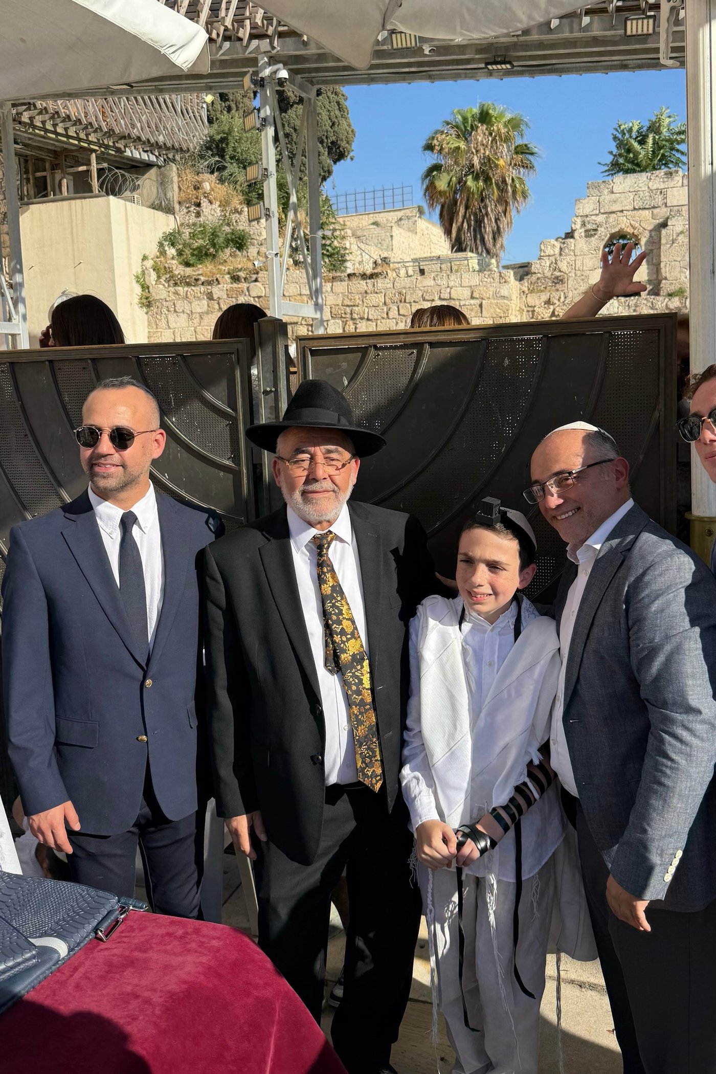 כך חגגו 52 נערים מקהילת 'אנוסי משהד' בר מצווה בכותל המערבי