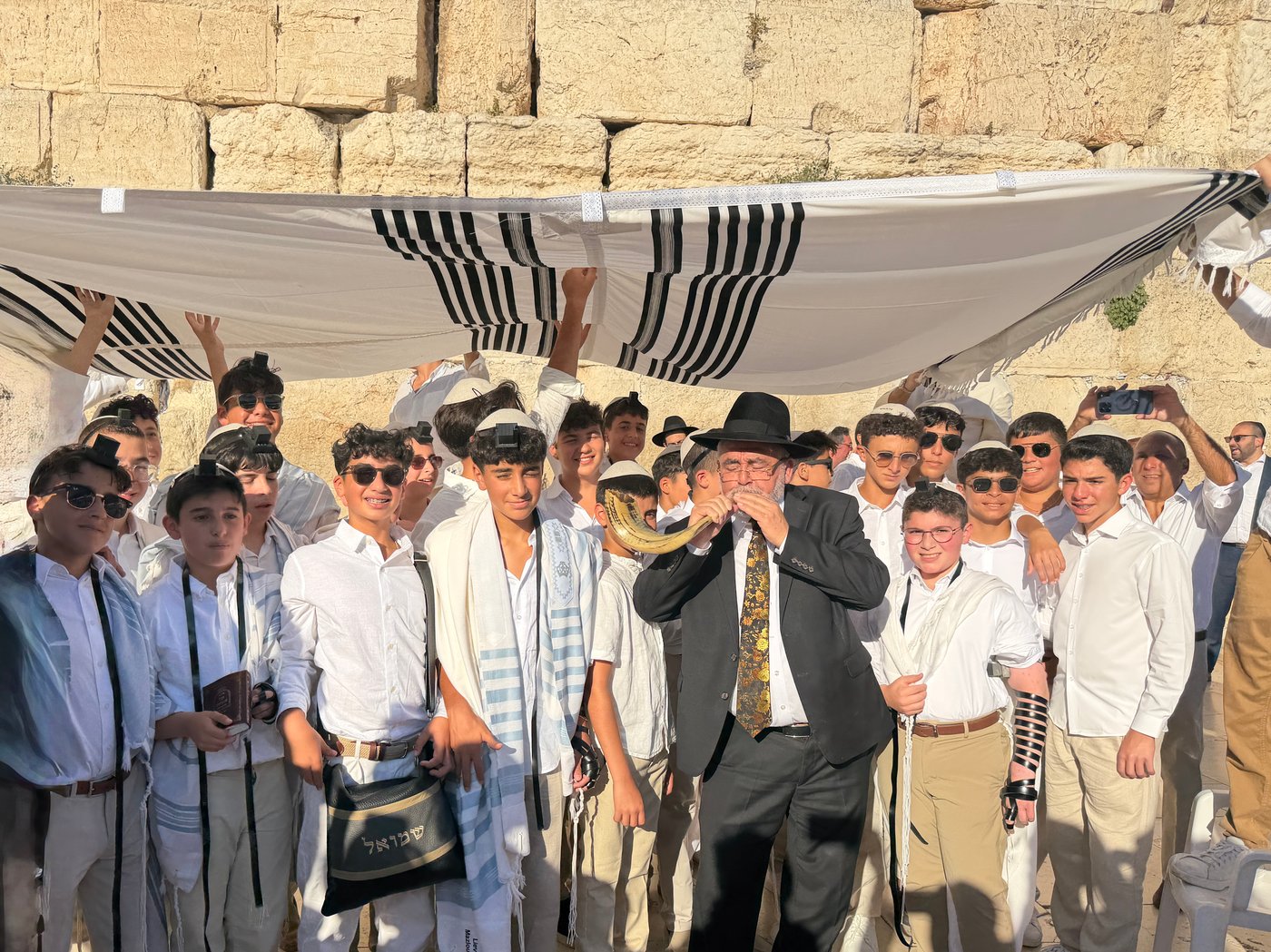 כך חגגו 52 נערים מקהילת 'אנוסי משהד' בר מצווה בכותל המערבי