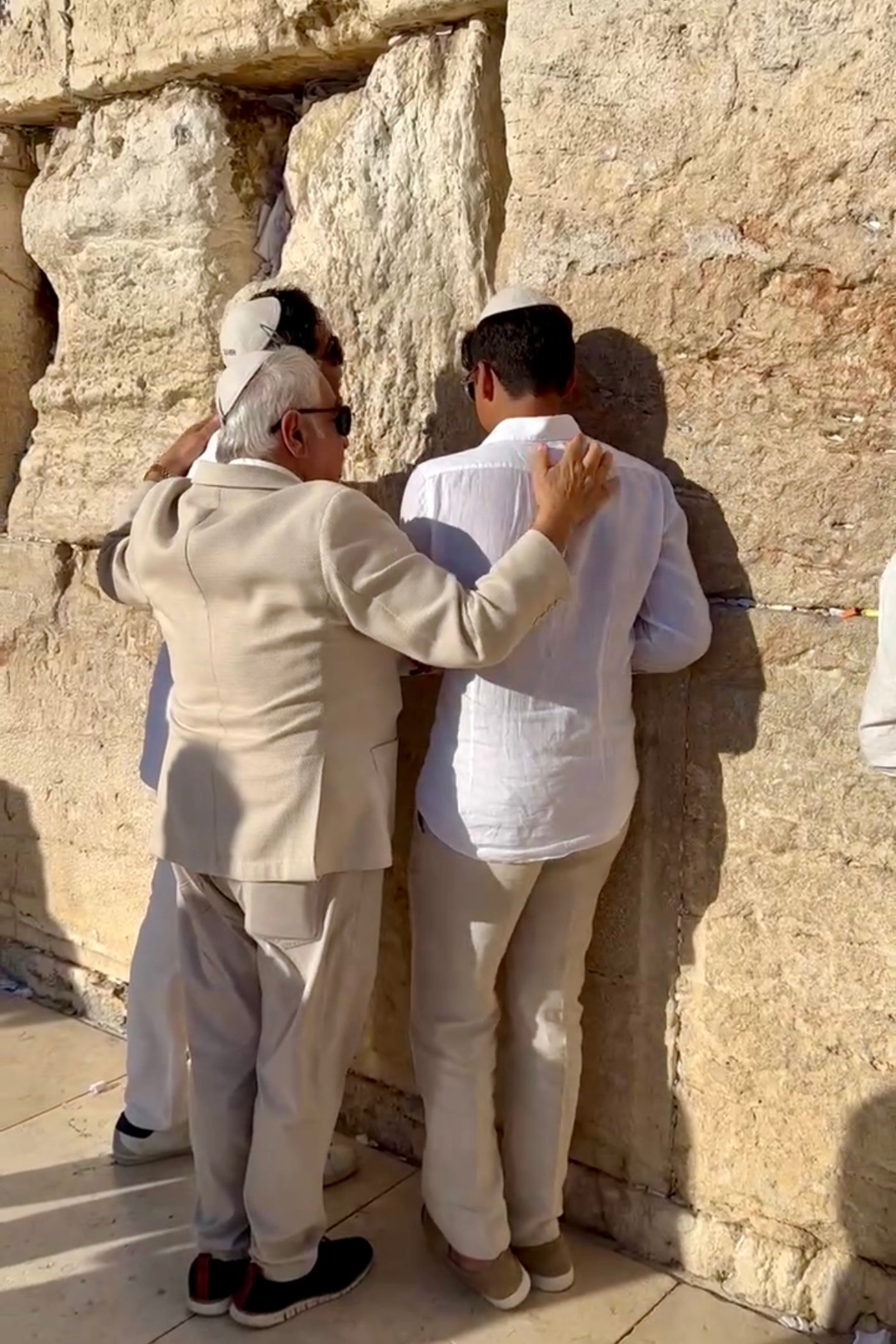 כך חגגו 52 נערים מקהילת 'אנוסי משהד' בר מצווה בכותל המערבי