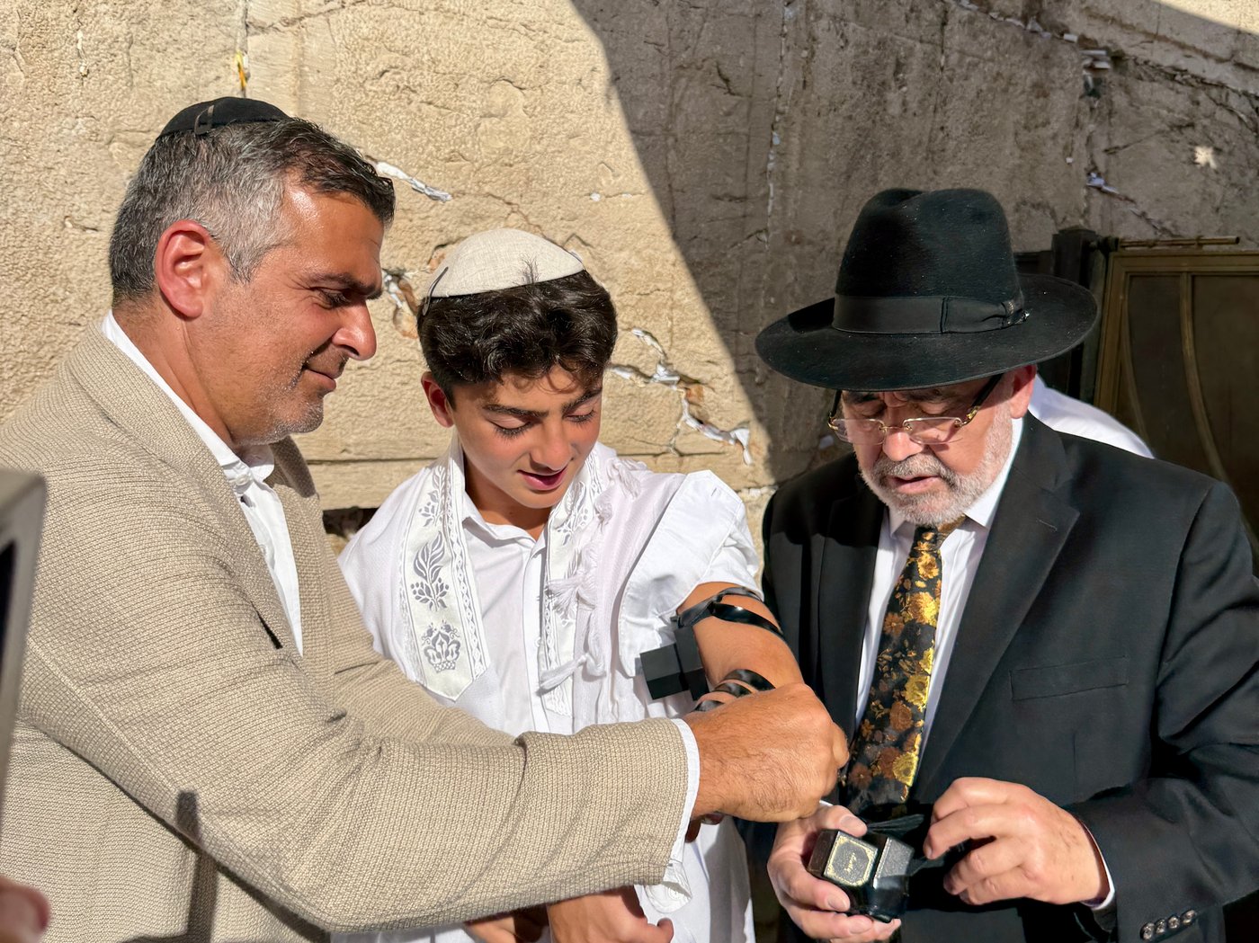 כך חגגו 52 נערים מקהילת 'אנוסי משהד' בר מצווה בכותל המערבי