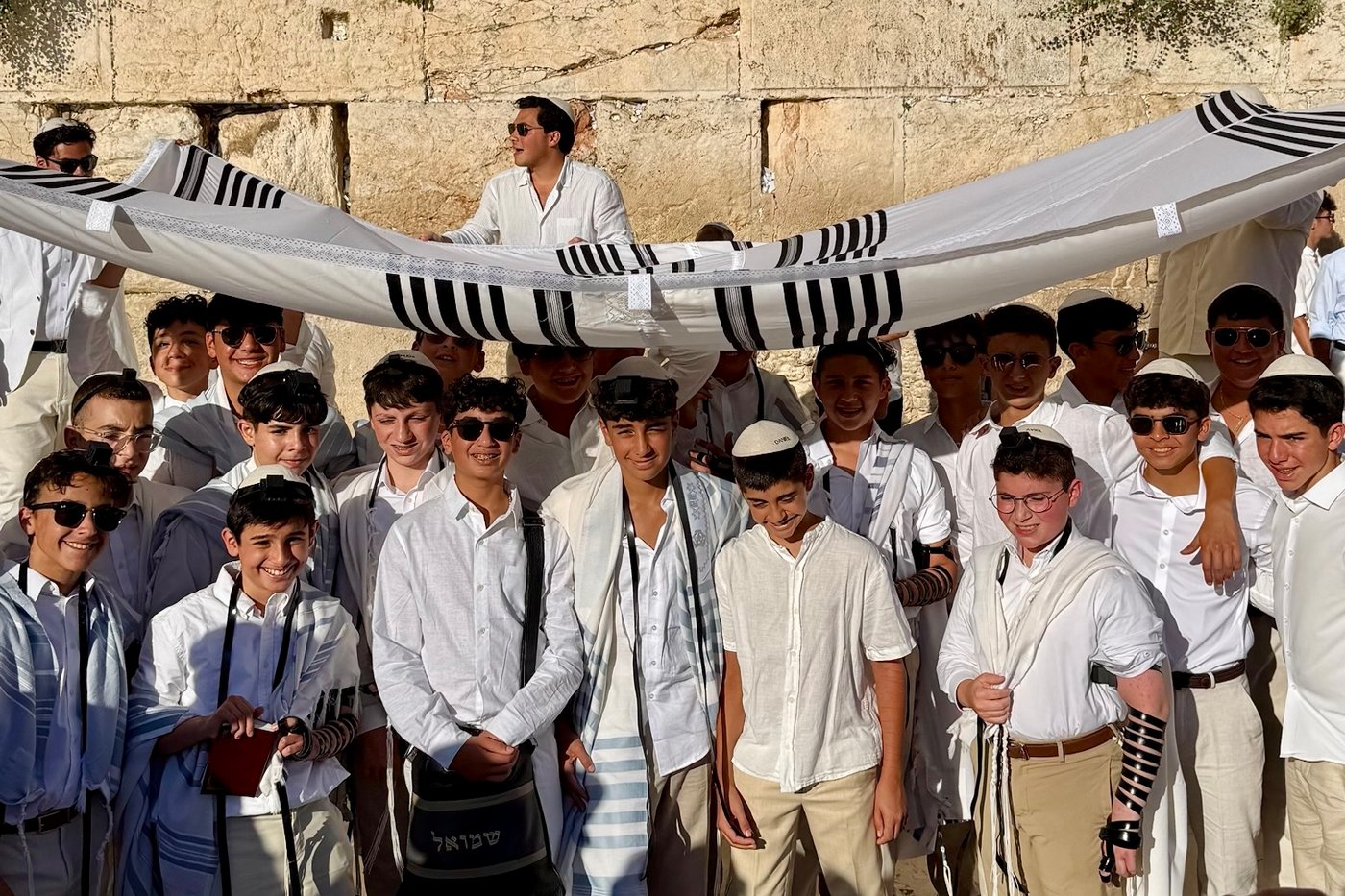 כך חגגו 52 נערים מקהילת 'אנוסי משהד' בר מצווה בכותל המערבי