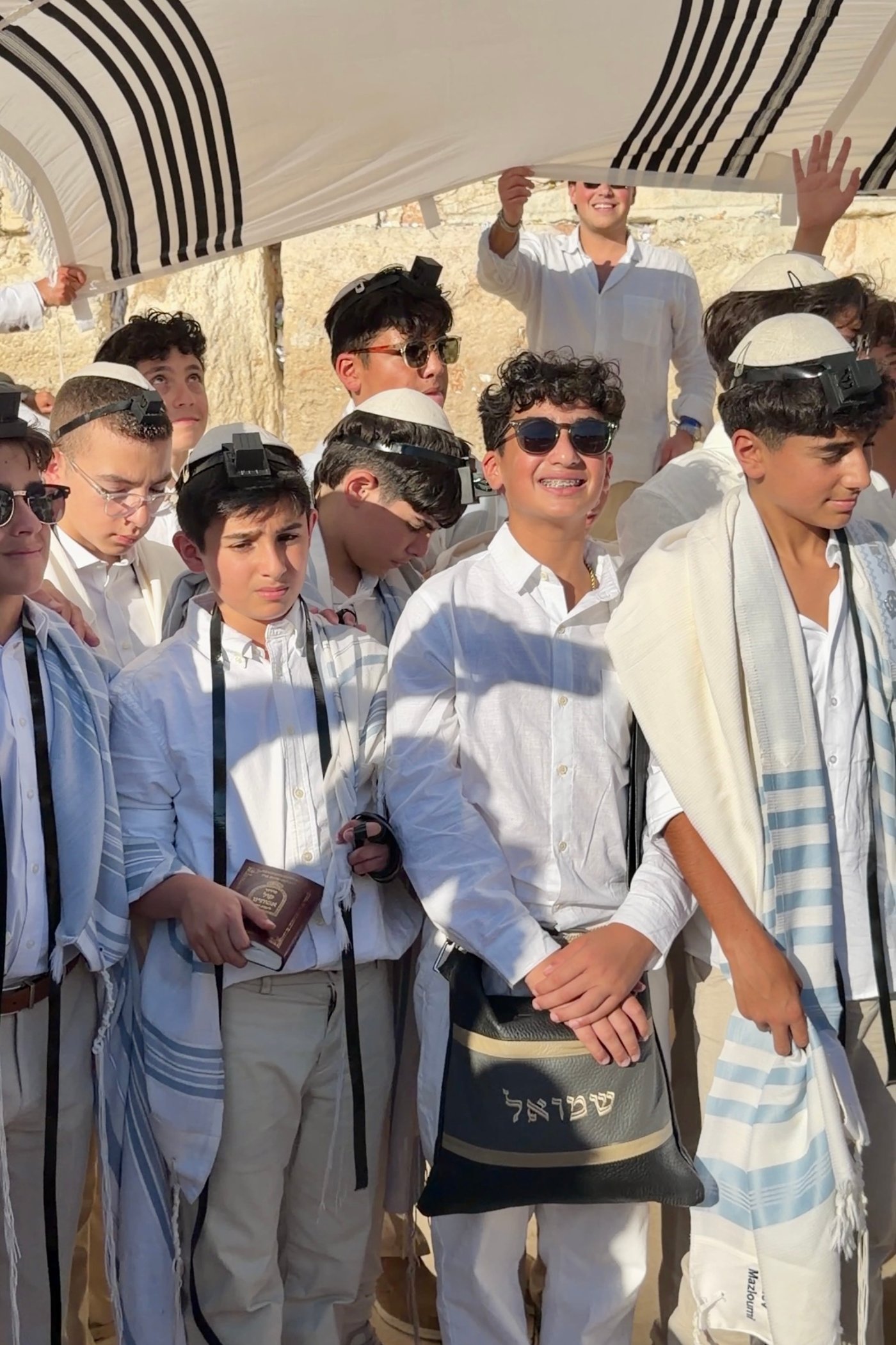 כך חגגו 52 נערים מקהילת 'אנוסי משהד' בר מצווה בכותל המערבי