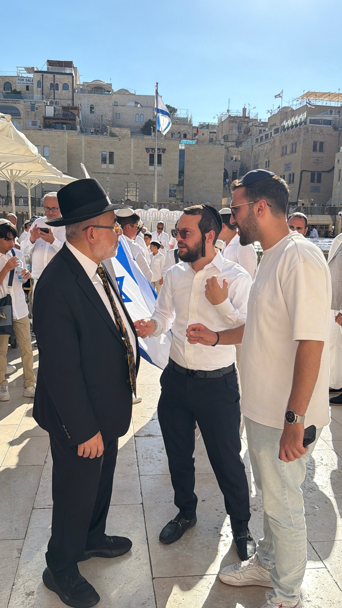 כך חגגו 52 נערים מקהילת 'אנוסי משהד' בר מצווה בכותל המערבי