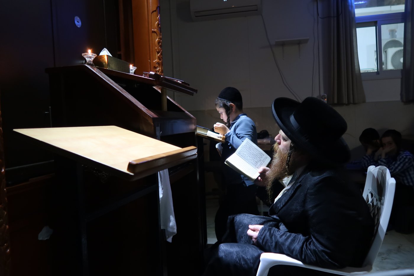 מגילת איכה וקידוש לבנה מוצאי ת"ב בחצה"ק מיאלען
