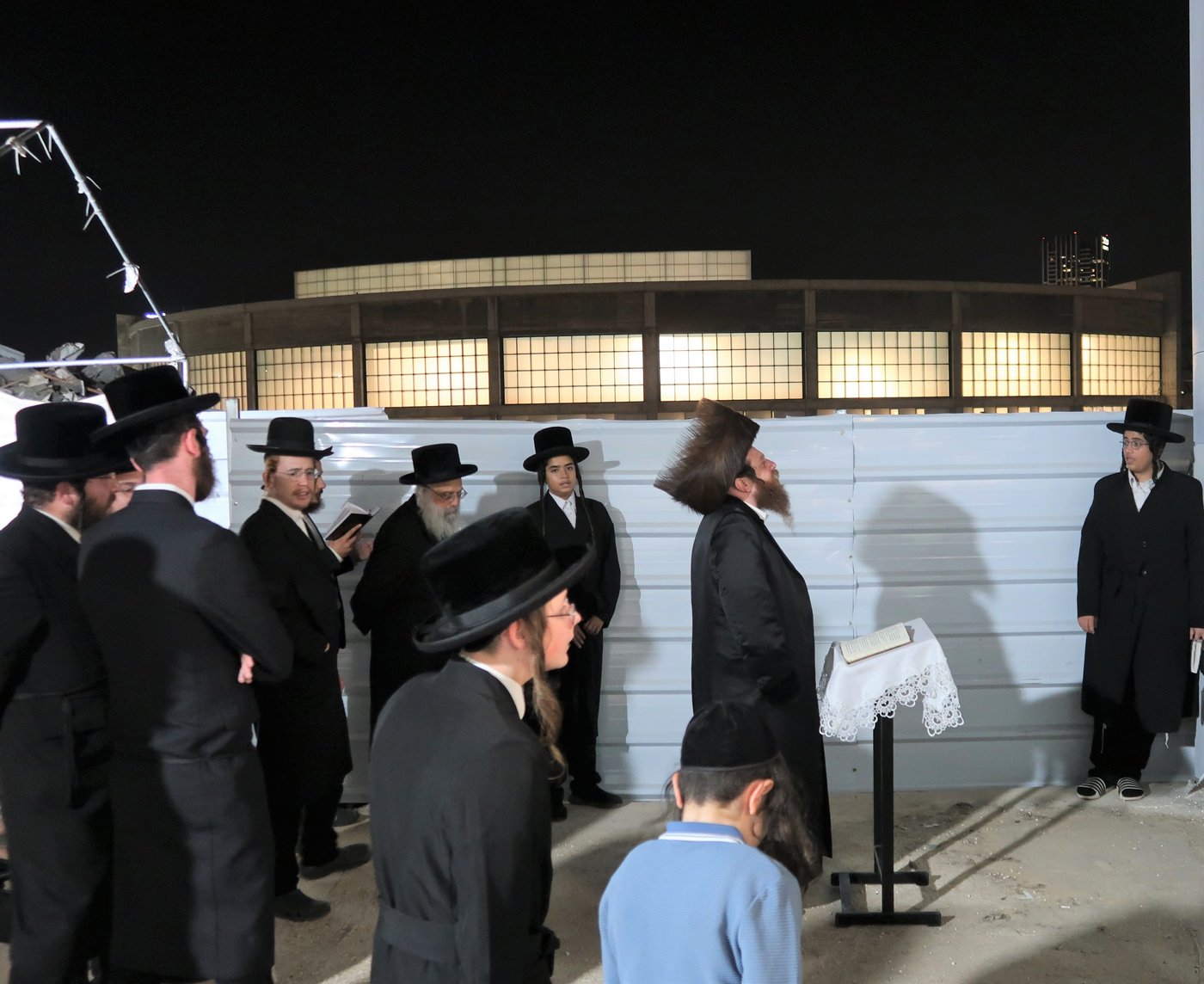 מגילת איכה וקידוש לבנה מוצאי ת"ב בחצה"ק מיאלען