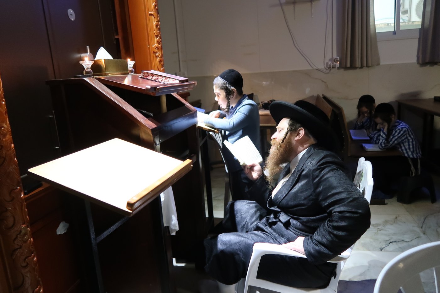 מגילת איכה וקידוש לבנה מוצאי ת"ב בחצה"ק מיאלען