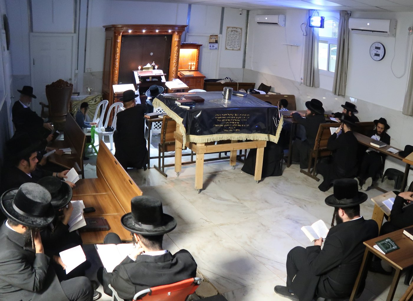 מגילת איכה וקידוש לבנה מוצאי ת"ב בחצה"ק מיאלען