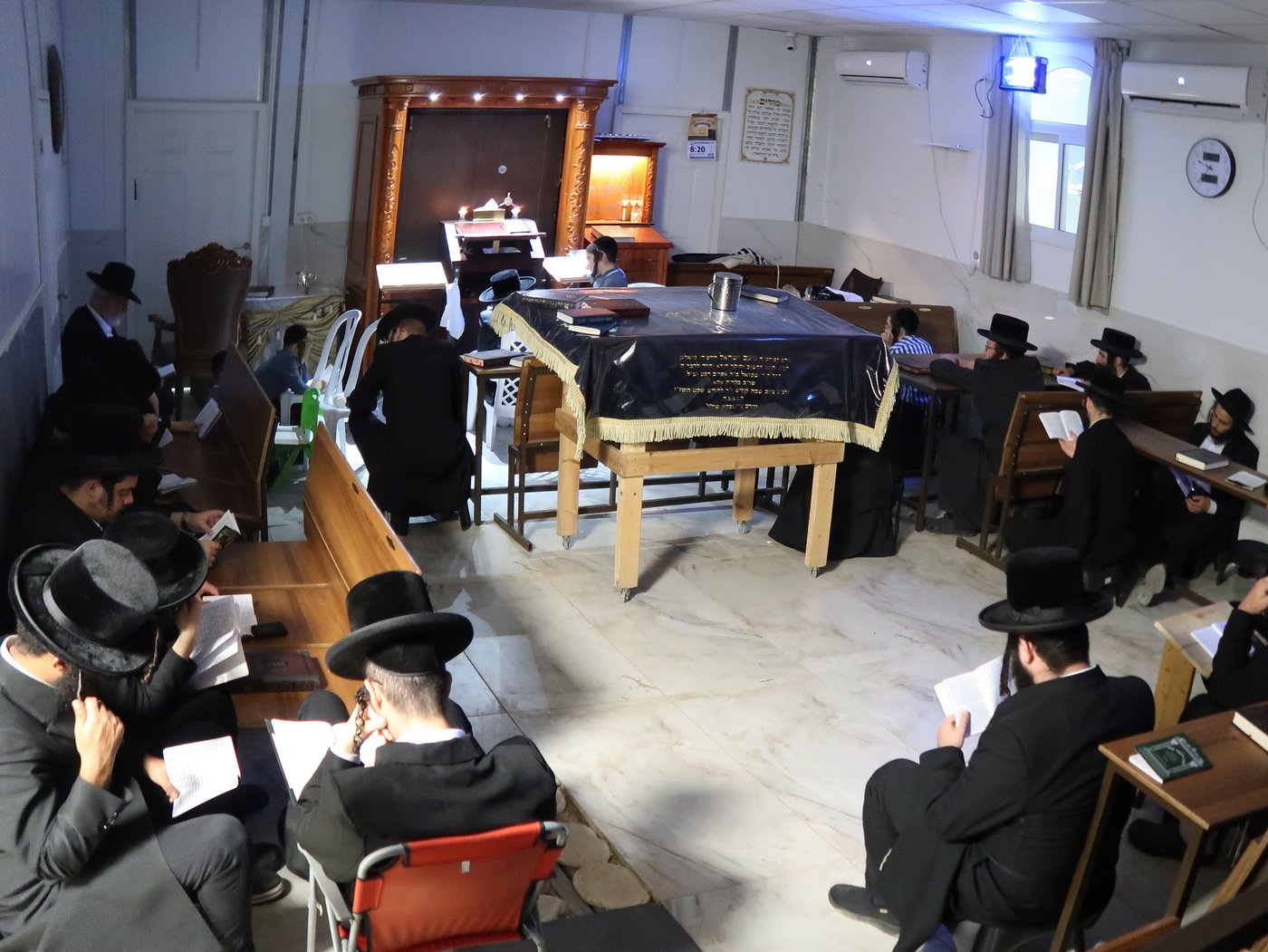 מגילת איכה וקידוש לבנה מוצאי ת"ב בחצה"ק מיאלען