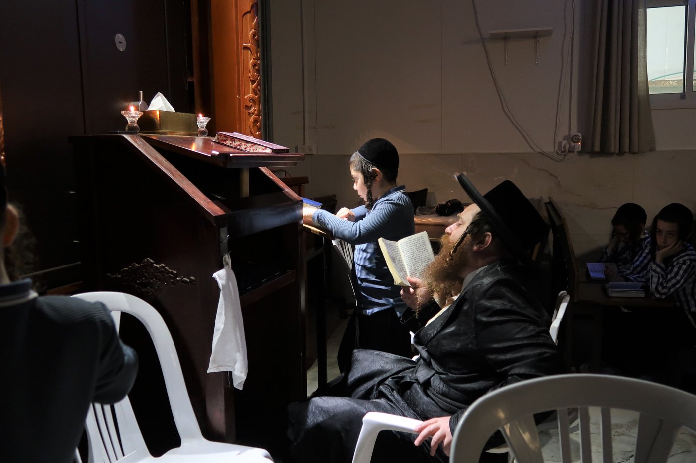 מגילת איכה וקידוש לבנה מוצאי ת"ב בחצה"ק מיאלען