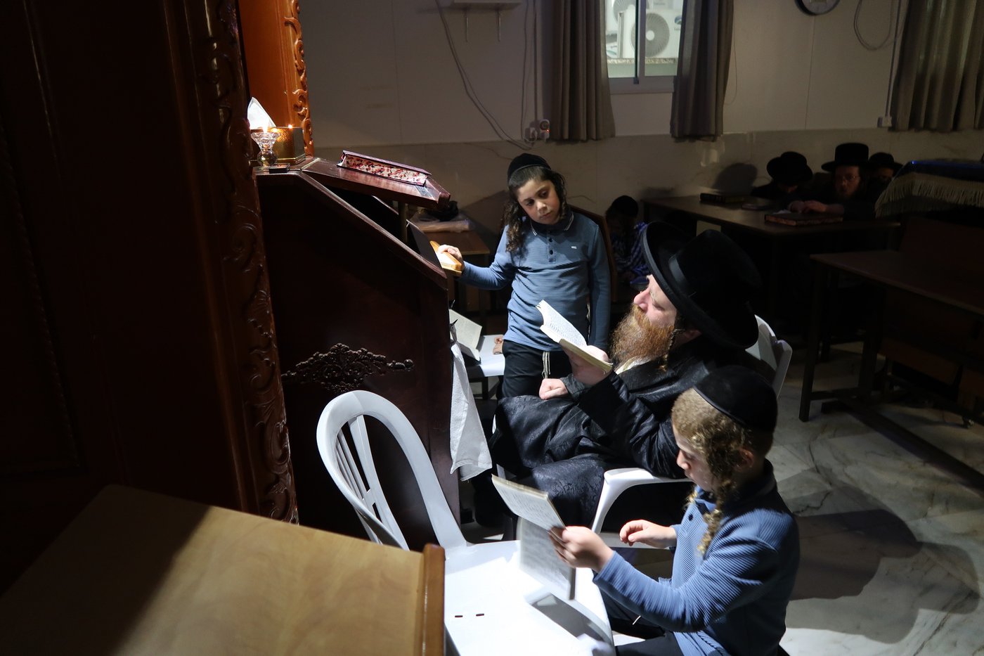 מגילת איכה וקידוש לבנה מוצאי ת"ב בחצה"ק מיאלען