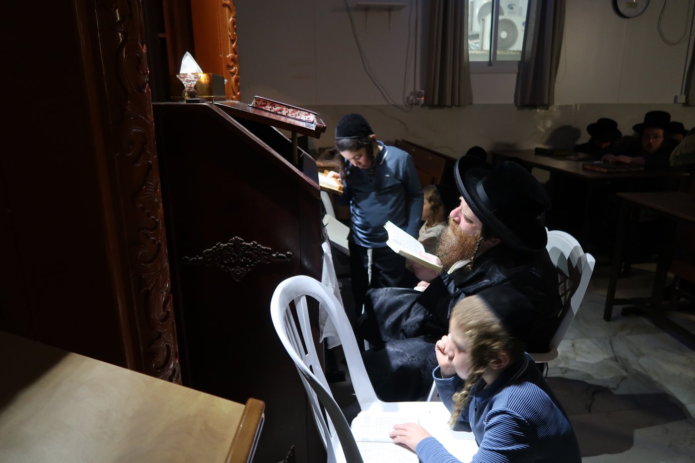 מגילת איכה וקידוש לבנה מוצאי ת"ב בחצה"ק מיאלען