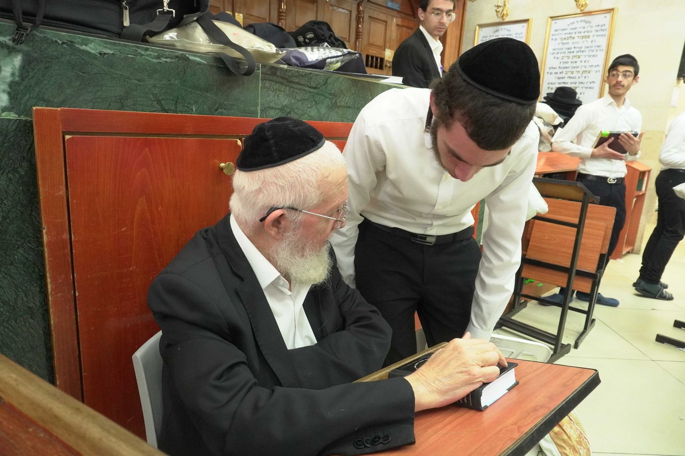 תשעה באב אצל הגר"צ מאזוז
