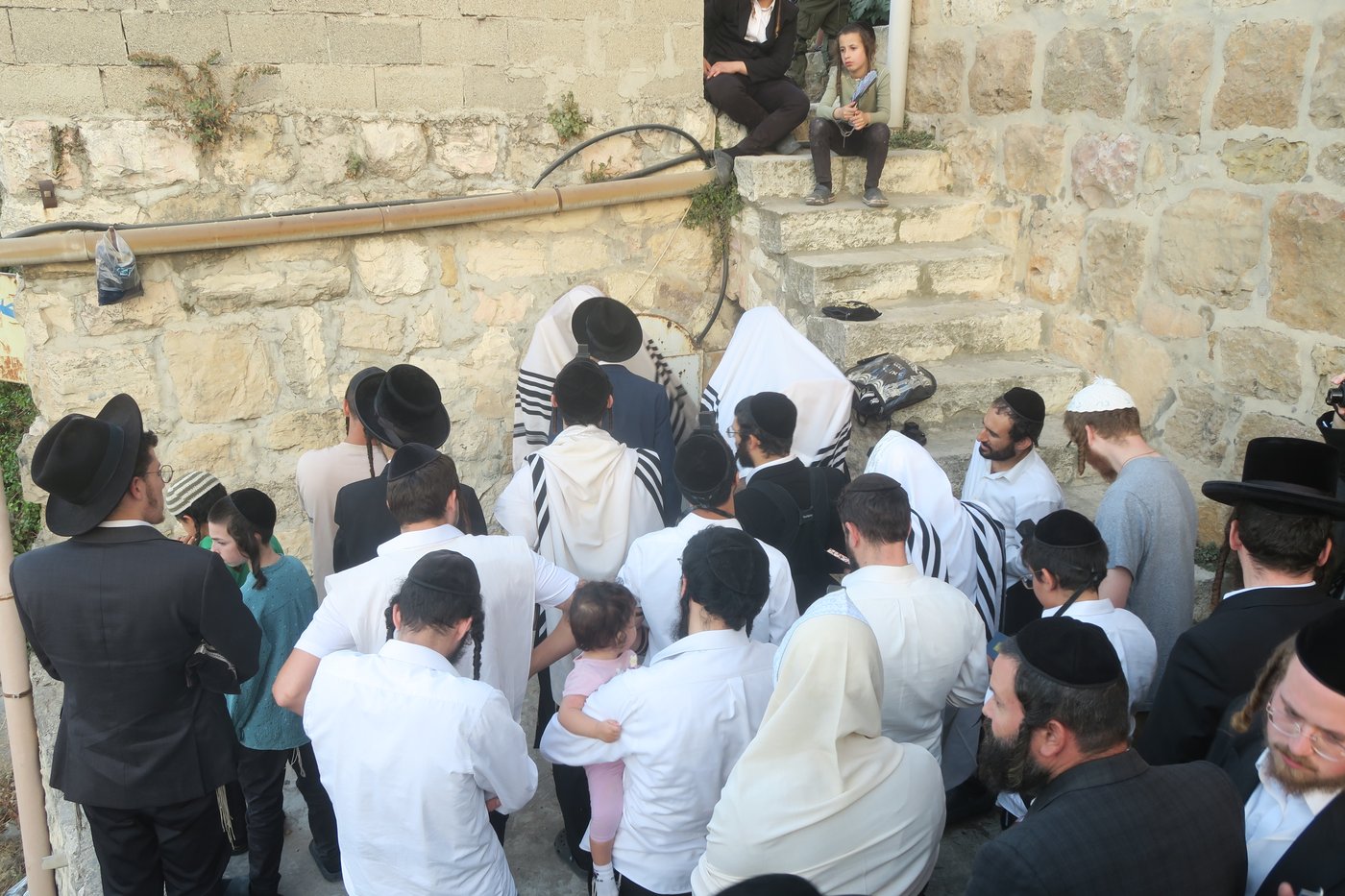 כניסה לקבר עתניאל בן קנז בחברון