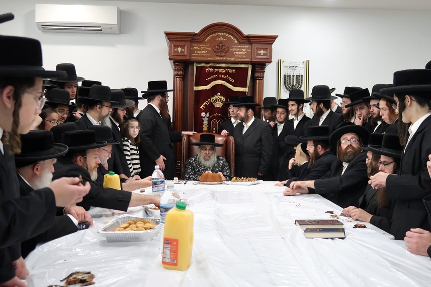 מוצאי תשעה באב אצל האדמו"ר מסאטמר בניו העמשיר