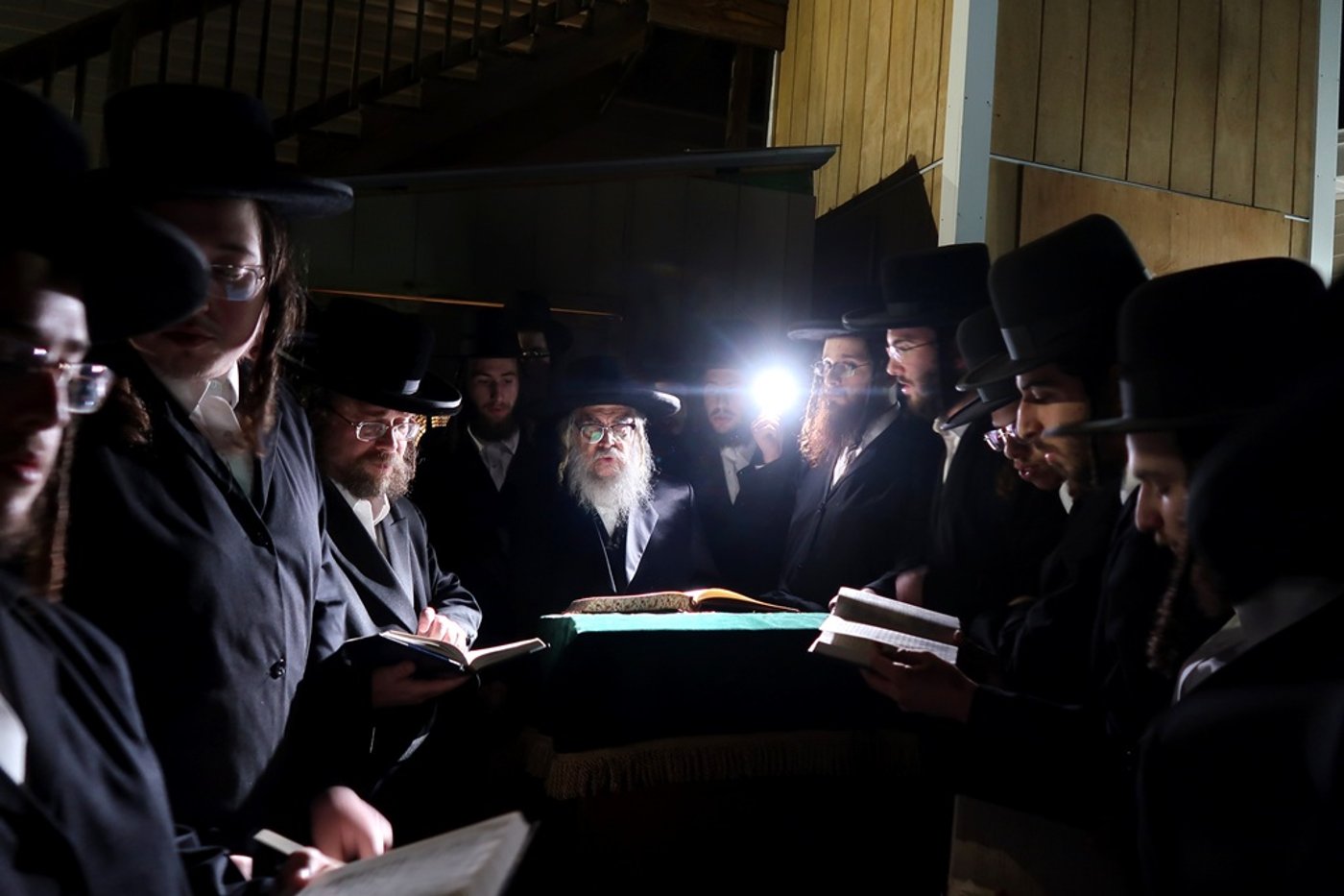 מוצאי תשעה באב אצל האדמו"ר מסאטמר בניו העמשיר
