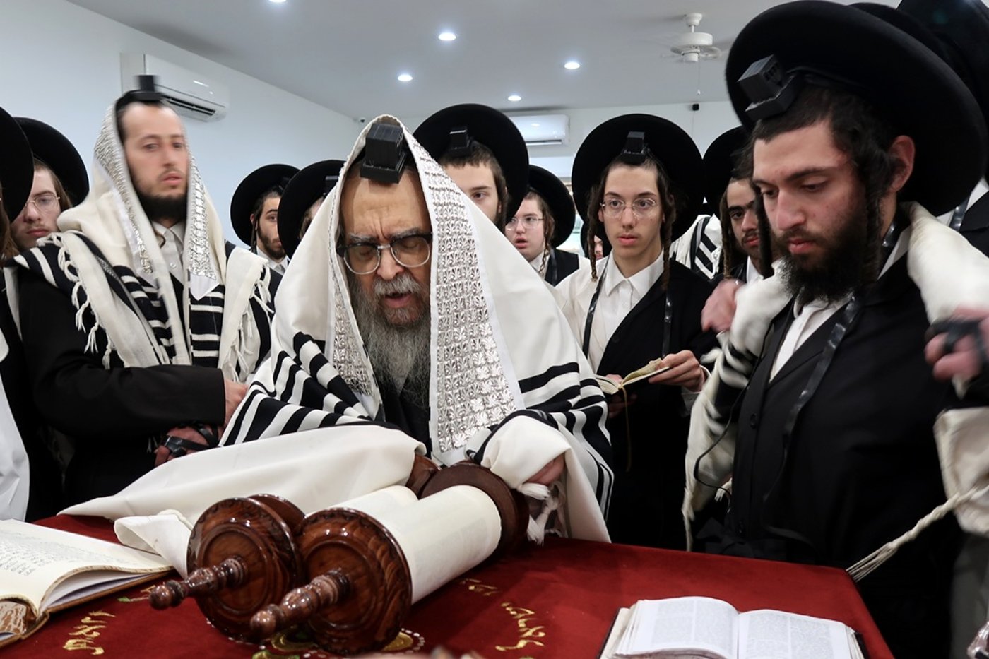 תשעה באב בצל האדמו"ר מסאטמר בניו העמפשיר