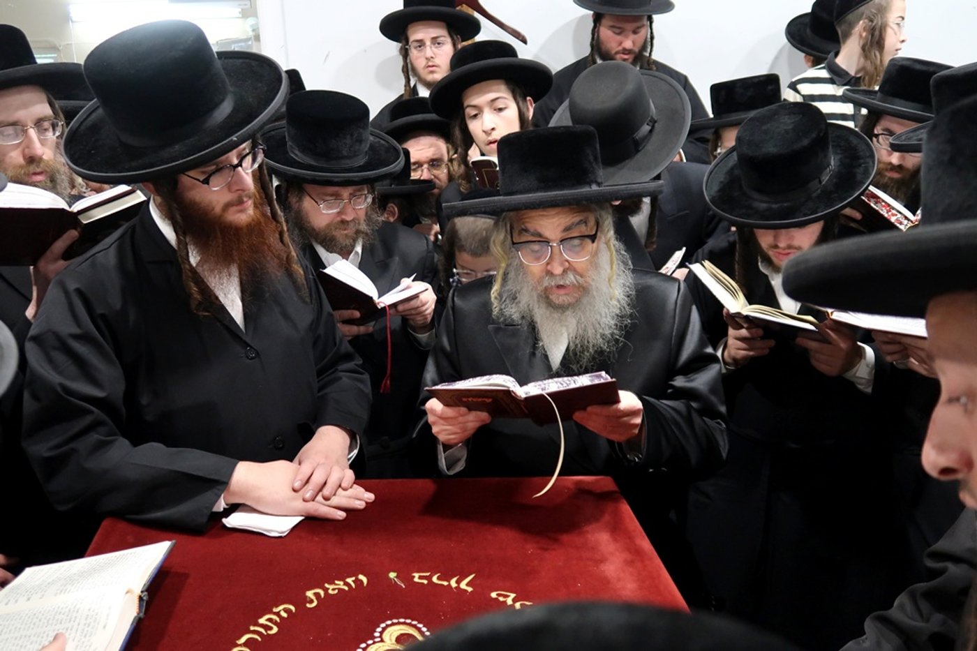 תשעה באב בצל האדמו"ר מסאטמר בניו העמפשיר