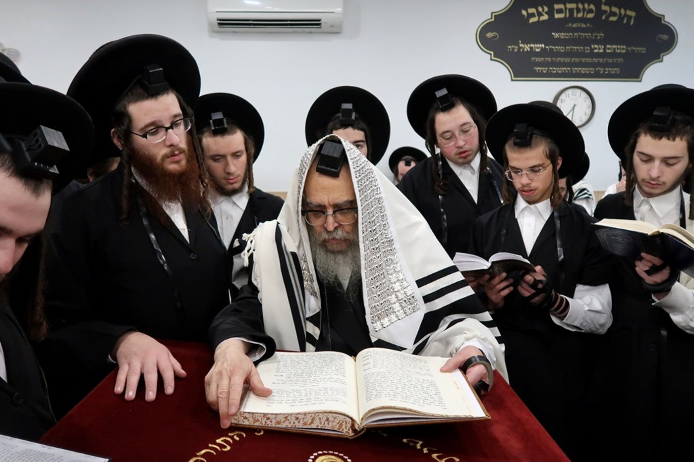 תשעה באב בצל האדמו"ר מסאטמר בניו העמפשיר