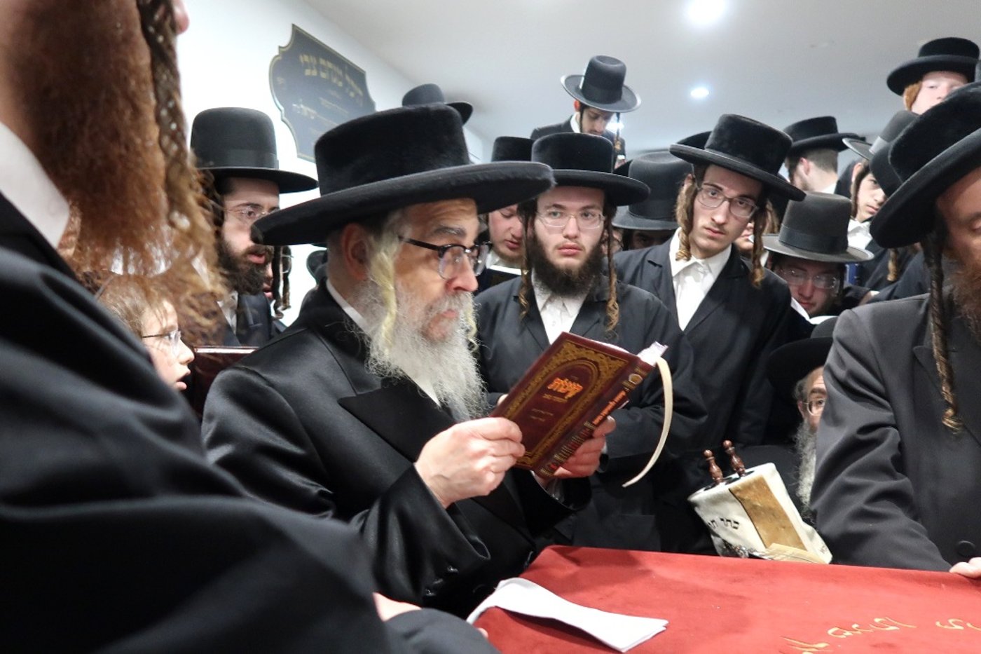 תשעה באב בצל האדמו"ר מסאטמר בניו העמפשיר