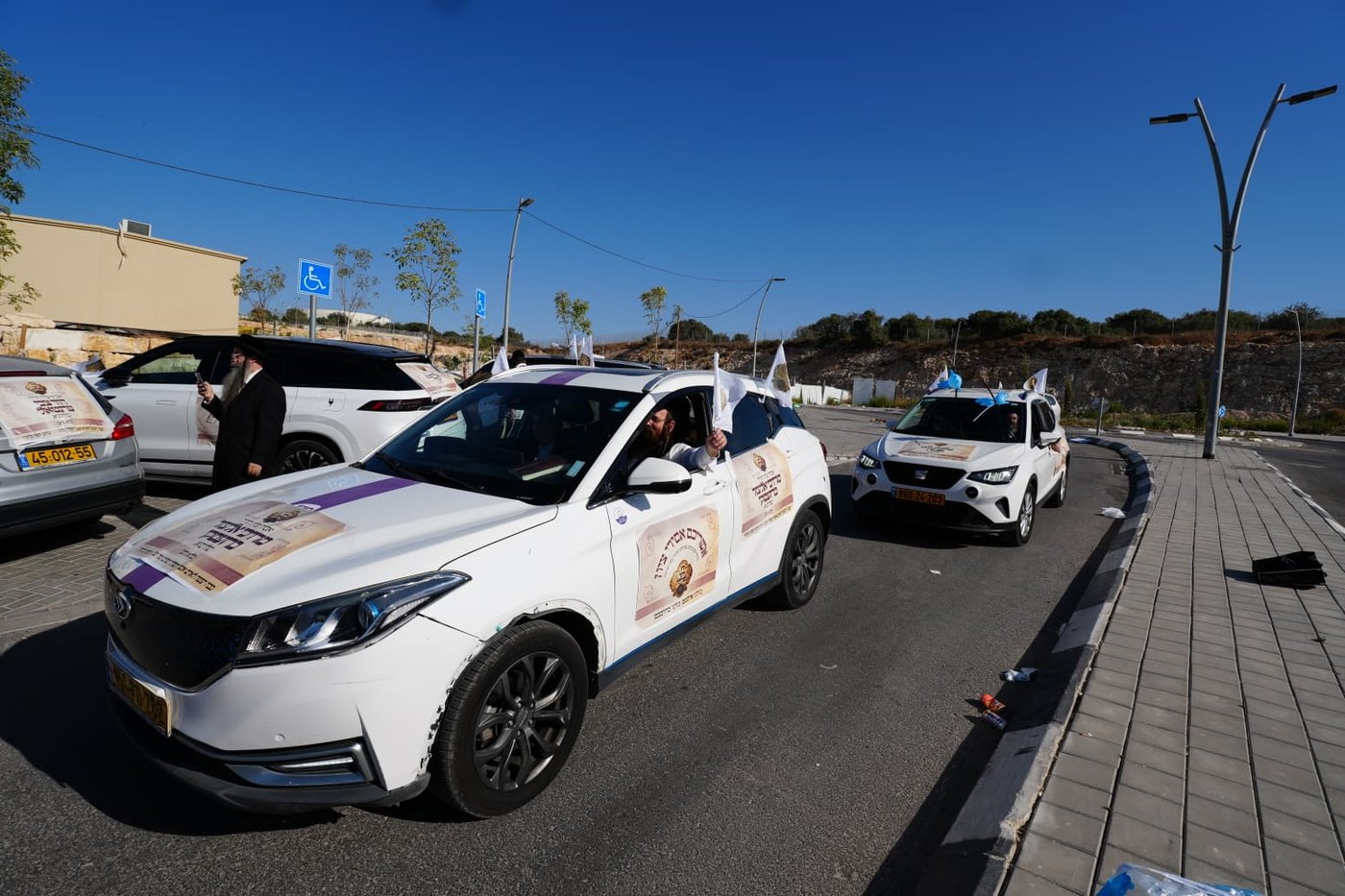 שיירת כבוד לעשרות 'עצורי סולברג' שנעצרו בהפגנה בבית השופט