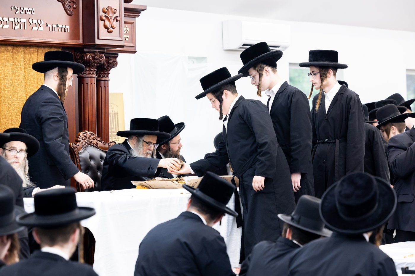 האדמו"ר מסאטמר בביקור במחנה ישבה קטנה בארא פארק