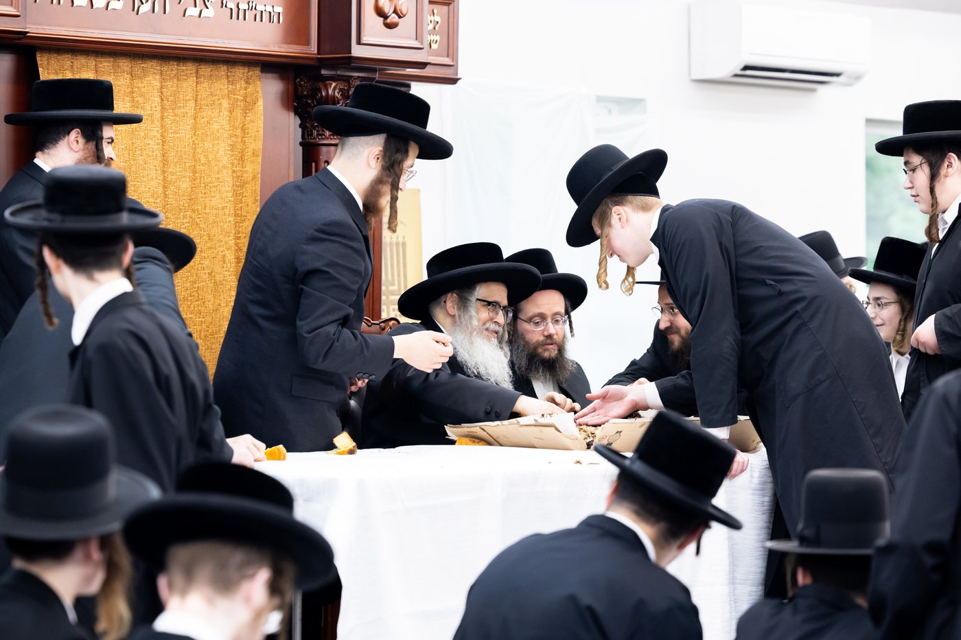 האדמו"ר מסאטמר בביקור במחנה ישבה קטנה בארא פארק