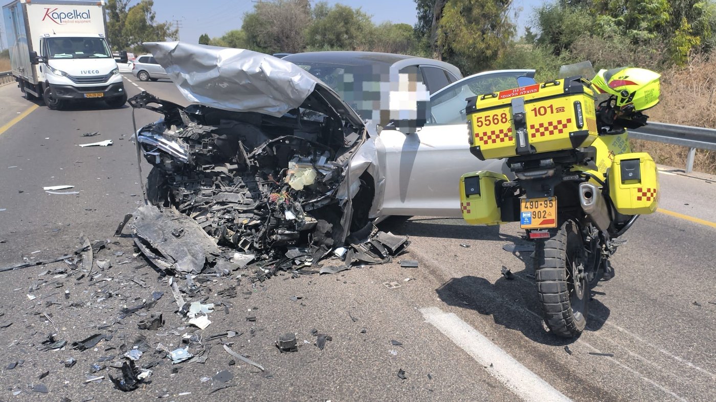 גבר בן 40 נהרג בהתנגשות חזיתית; צעירה פונתה במצב בינוני